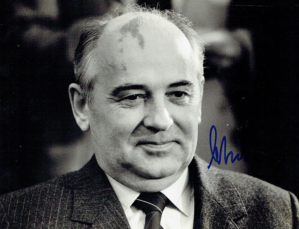 Роль горбачева в гдр кто играет. Автограф Горбачева. Горбачев автограф на книге. Горбачев фото 80-х.